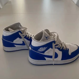 Air Jordan 1 mid Kentucky blue  - Air Jordan’s med ljusblå färg. Dom är fortfarande fräscha och ser bra ut. 