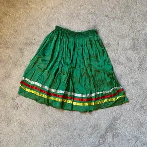Cool grön kjol! Köpt för några år sedan men bara använd en gång, där av säljer jag den. Osäker på storlek då det inte står något men skulle gissa mellan xs-m då resåren är rätt bra! Kan mötas upp eller skicka 