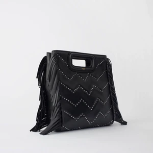 Maje väska  - En trendig maje väska som passar till allt. I fint skick. Långt band medföljer.  Nypris ca 2700kr.