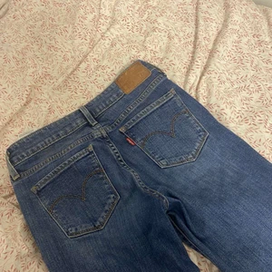 Levis jeans  - Säljer mina levis jeans storlek 25 passar även lite större.  Säljer de eftersom att de blivit för små i midjan för mig annars är skicket bra.  Benen är klippta själv går att fixa till själv om man skulle velat det! Pris kan diskuteras 