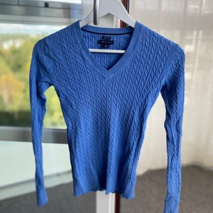 Tommy Hillfiger kabelstickad tröja - kabelstickad tröja från ralph lauren. väldigt stretchig så passar xs-m. 🦋