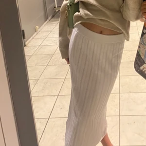 Vit långkjol  - Säljer min superfina långkjol som är jätte fin att ha lågmidjad! Perfekt på hösten och våren då den är i lite tjockare material!💗💗 Helt slutsåld på hemsidan 