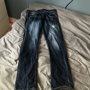 Replay jeans - Byxornas skick är 10\10 inget fel. Nypriset är 1000kr. Dom är straight fit.