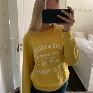 Zadig & Voltaire tröja - Gul sweatshirt från Zadig & Voltaire, säljer då den ej kommer tills användning längre. Nästan aldrig använd. Köpt för 2100kr. Strl XS men lite oversized så den passar XS-M