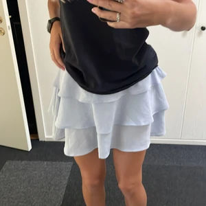 Kjol  - Jättefin Vero Moda kjol. Använd fåtal gånger, säljer pga att jag inte använder den längre. Köparen står för frakten💕