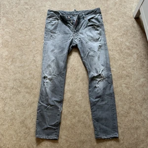 Dsquared2  - Dsquared2 jeans med bra skick. QR kod finns men lite urtvättad så funkar ej. Köpta från Farfetch!  Köparen står för frakten!