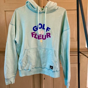 Ljusblå Golf le Fleur Hoodie - En ljusblå Golf le Fleur hoodie. Tröjan är från de tidigare släppen av golf (med converse) så den är ganska rare, tröjan är i använt skick men inte trasig. Säljer pga att ja inte lyssnar på Tyler lika mycket längre