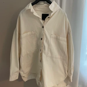 Skjortjacka  - Gräddvit skjortjacka perfekt till hösten🍁 fint skick!  