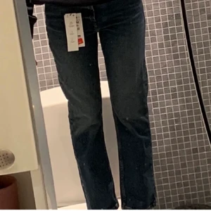 Zara jeans - Superfina oanvända jeans från zara. Mid rise och i princip oanvända.