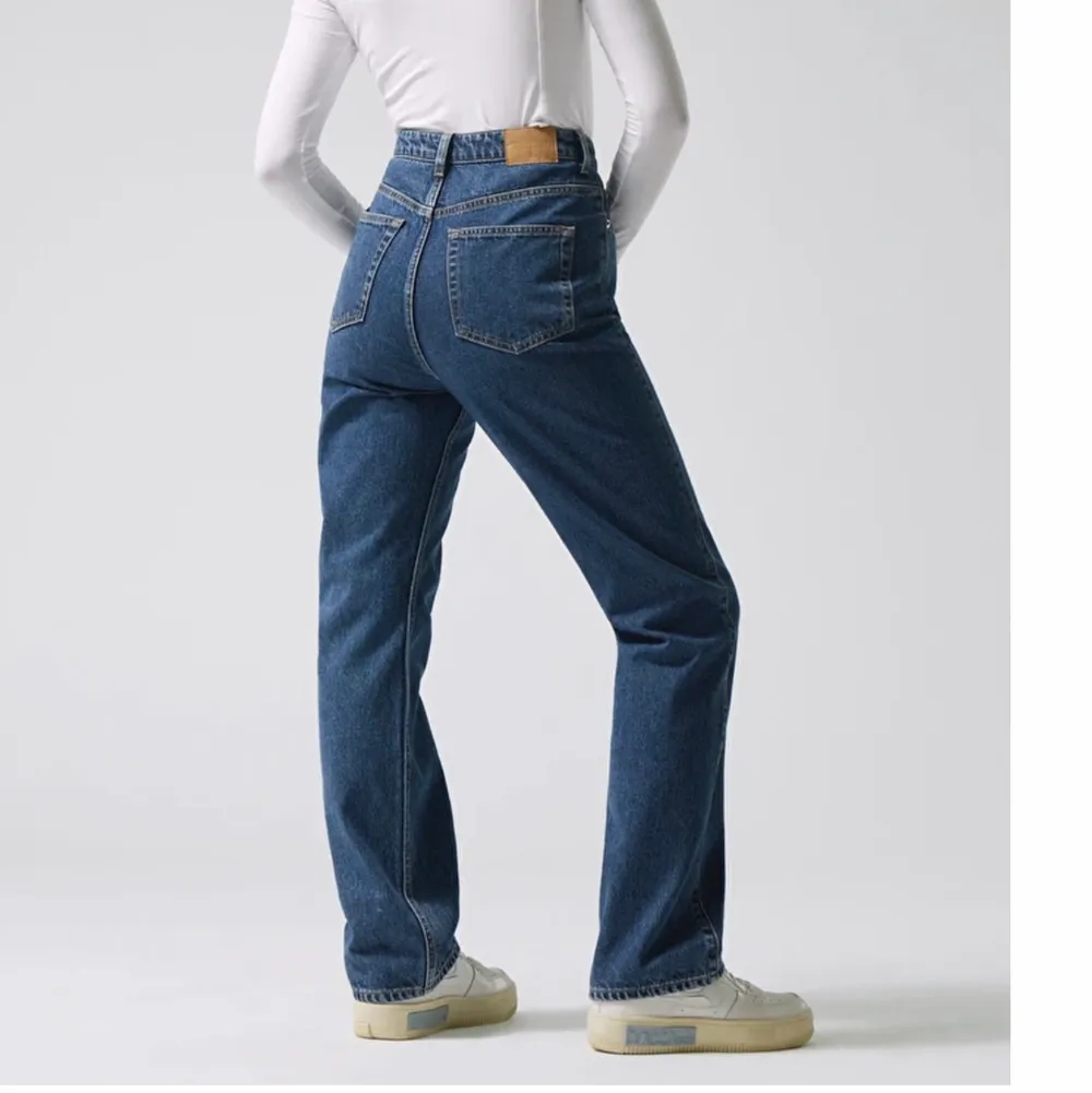Svarta Rowe jeans från weekday, raka som sitter mycket längre över ankeln på mig som är 164cm. Jeans & Byxor.