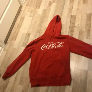 En cool röd Coca-Cola hoodie från HM. Storlek S. Använd fåtal gånger. Har ett hål på ena armen men inget som syns särkilt mycket vid användning:) nypris ca 199kr men säljer för 50kr 