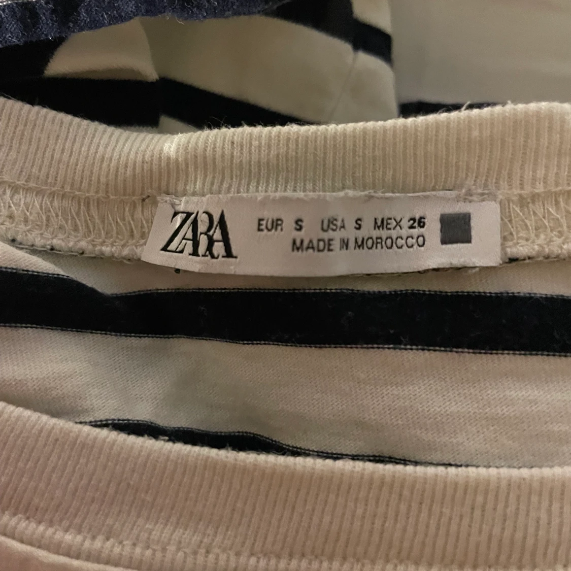 Randig t-shirt med volangkant - 91