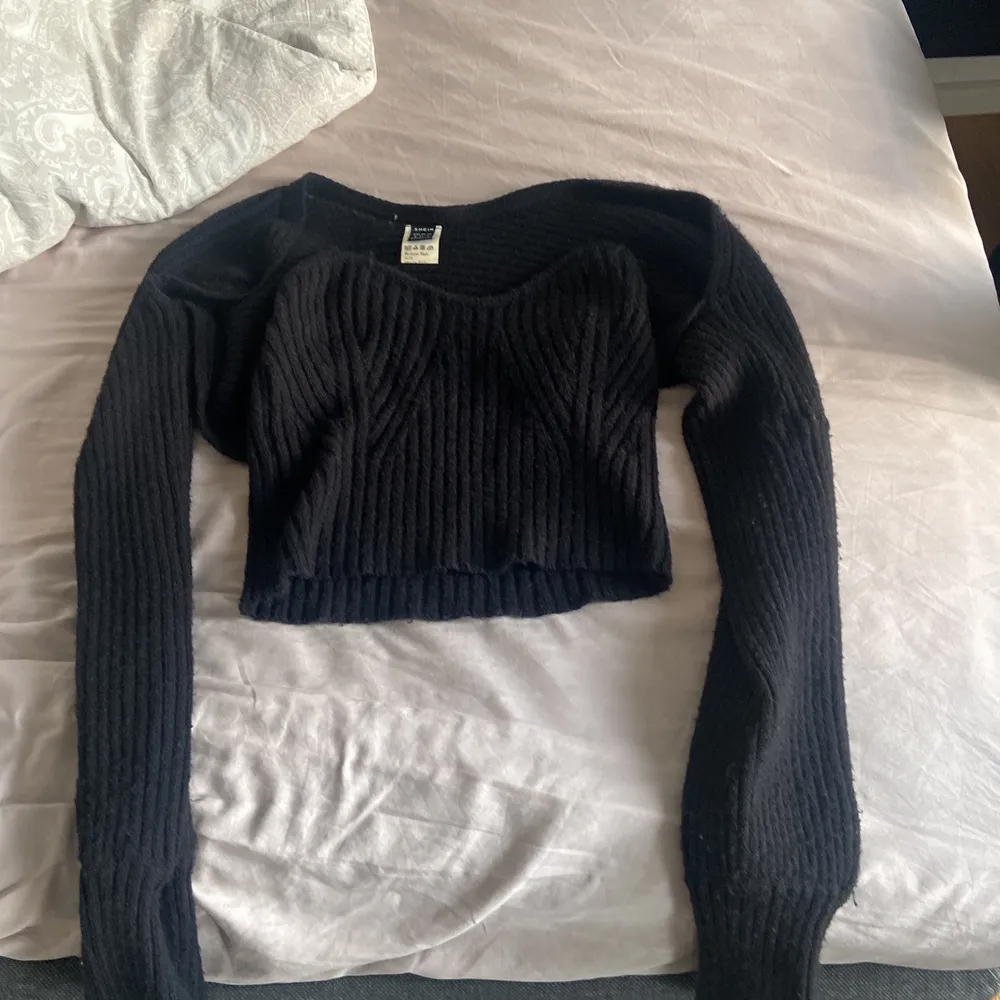 Fin svart tröja från Shein, köpt för 250 kr använd få gånger.💘💘Består av 2 delar både en topp och en långärmad. Kan tänkas möttas i Uppsala!. Hoodies.
