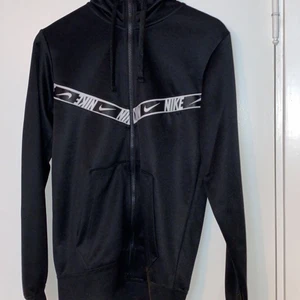 Nike Repeat Hoodie / Herr XS - I stort sett aldrig använd, köpt i våras. Jag är strax under 180cm, den sitter helt okej, lite liten. Nypris runt 700kr