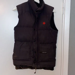 Äkta Vintage Canada Goose väst / Herr XS - En äkta Canada Goose väst, i storlek XS. Jag är  runt 180cm, den sitter okej, lite liten. Jag vill bara bli av med den då jag vill klippa ny. Hör av er vid intresse. 072-528-4004