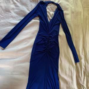 Denna blå klänning är väldigt stejtchig och är väldigt fin med ett par klackar till ❤️