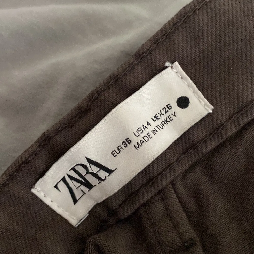 Långa och raka jeans från zara med slit. Nypris 399kr. Köpare står för frakt . Jeans & Byxor.