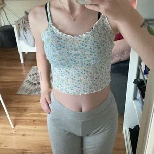 Blommig topp, super fin - Fin topp, aldrig använd, endast för bilderna