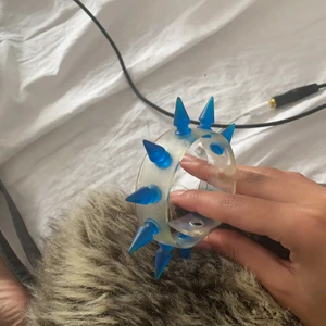 nitarmband  - coolt justerbart blåa nitar