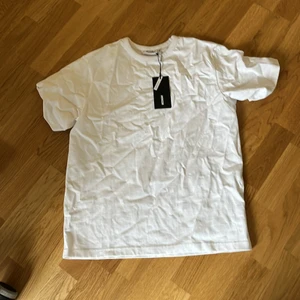 Helt ny weekend t-shirt - Aldrig använd helt ny weekday vit t-shirt med tjockt tyg.   Storlek small:  Nypris: 300