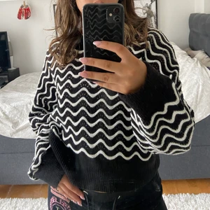 Stickad  - Stickad randig tröja! Super skön i bra skick! Köparen står för frakt men kan också möttas i Uppsala!⭐️💘💘