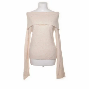 Stickad of shoulder tröja -  stickad tröja från bik bok. Köpt från Sellpy för 150kr. Bra skick, inga hål. Det är storlek s men kan passa xs och m också för att den är stretchig. Köparen står för frakten❤️