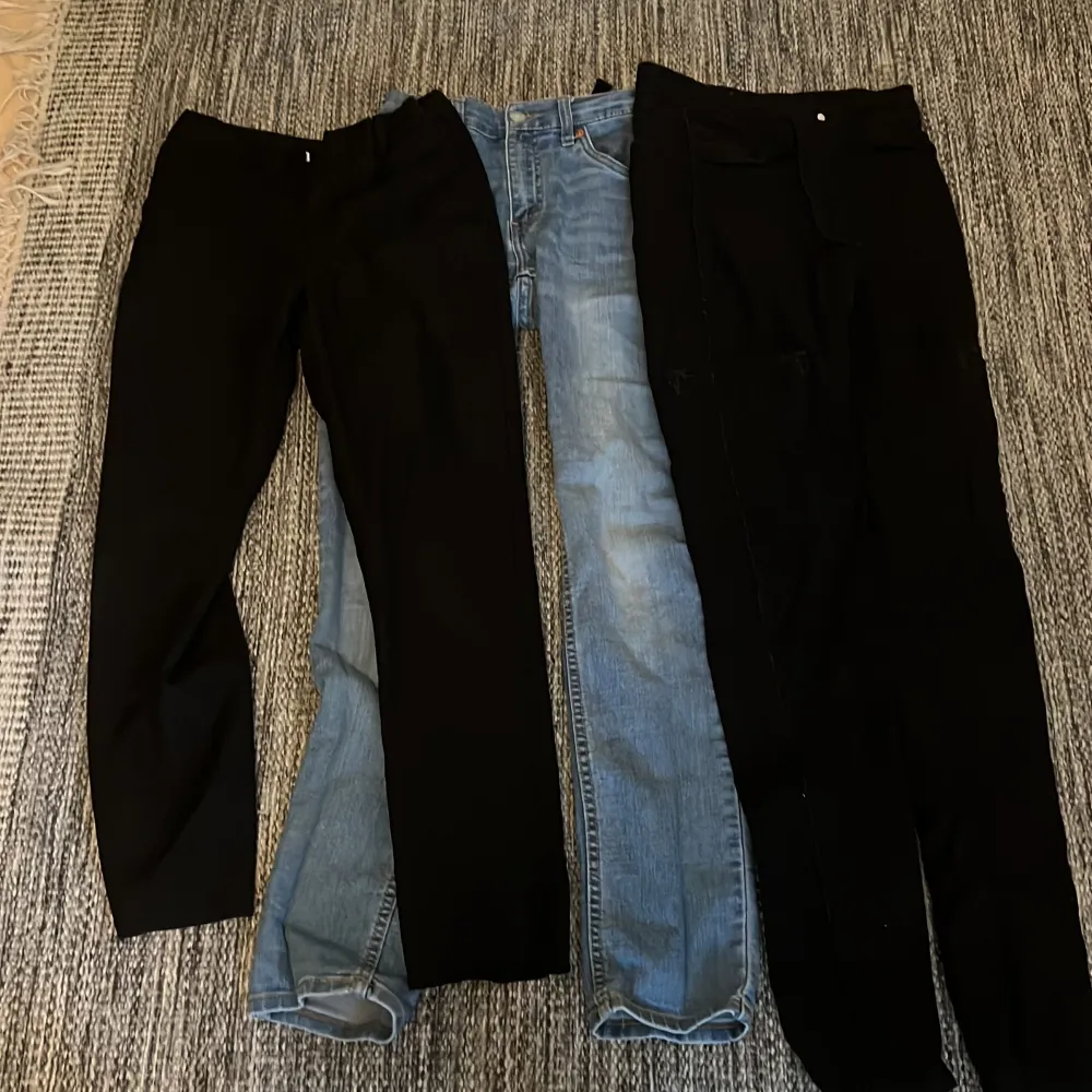 Ett litet klädpaket bara jeans 👖. Den blå jeansen är från Levis - skinny och dem två svarta är från H&M. Levis jeansen är lite trasig på insidan kan kolla på bild två. Storlek 10 till 12 år. Kontakta mig om du är intresserad! Kan mötas upp . Jeans & Byxor.