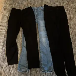 Ett litet klädpaket bara jeans 👖. Den blå jeansen är från Levis - skinny och dem två svarta är från H&M. Levis jeansen är lite trasig på insidan kan kolla på bild två. Storlek 10 till 12 år. Kontakta mig om du är intresserad! Kan mötas upp 