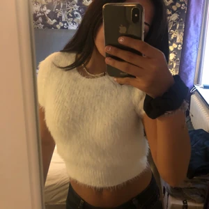 Fluffig zara topp - Säljer en fluffig zara topp i storlek S som är helt slutsåld på deras hemsida💕