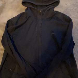 En mörkblå hugoboss tröja, haft i typ 2 månader knappt använd, inga hål elr skador, bra skick, ny pris 1700.