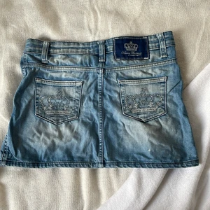 Victoria Beckham kjol - Sjukt snygg Victoria Beckham kjol som passar på ALLA stilar!! I storlek M så säljer för att den är för stor på mig, tror dock att kjolen skulle passa för en XS/S! Om ni har några frågor är det bara att fråga och även om ni vill ha fler bilder💋 