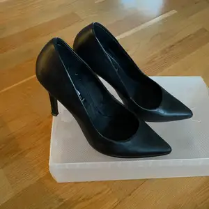 Snygga svarta pumps i storlek 37! Sköna att gå i och classy! :) Frakt betalas av köparen. 