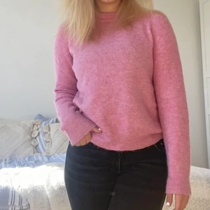 Zara tröja - Jättefin stickad tröja från zara💗 säljer då den tyvärr inte kommer till användning. säker för 300 men pris kan gå ner vid snabb affär🫶🏼 Storlek S. Köparen står för frakt💗