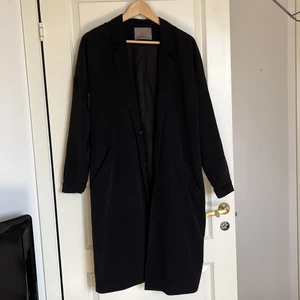 Lång svart kappa från Vero Moda  - Tunnare kappa från vero Moda i storlek 36 