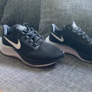 Nike Air Zoom Pegasus 37 - Storlek 40, använda 5 gånger.