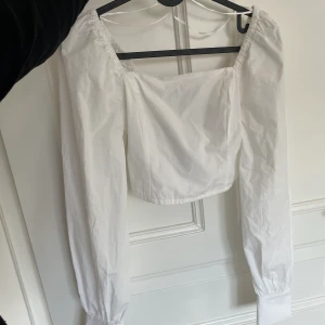 Topp - Fin topp från Bikbok, aldrig använd och prislappen sitter fortfarande kvar. Inte riktigt min stil på ärmar så hoppas någon annan gillar den! Storleken är XS🤎