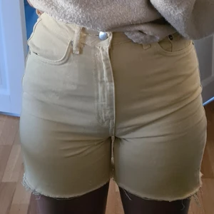 Shorts nakd strl 32 - Gula shorts från Nakd i strl 32
