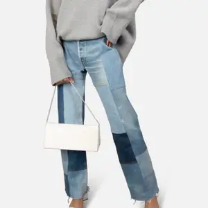 Säljer dessa re/done Levis jeansen, säljs på Natalie schuterman för 6500kr nypris, strl 25 så passar en XS/S i midjan 🤎✨ säljs enbart vid ett bra bud! 