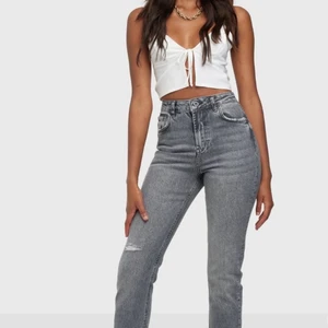 Strl W25/L30 - Gråa Jeans från pieces men köpte från Nelly