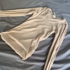 Hm - Säljer denna långärmade tröjan i färgen beige typ! Den formar sig efter din krop!