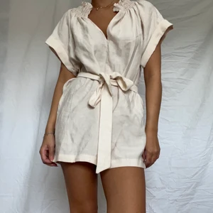 Jumpsuit - Så söt jumpsuit från zara storlek s men passar större och mindre, använd en gång!