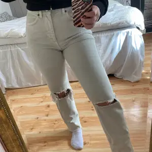 Säljer dessa grå/vita jeans från ASOS, knappt använda då jag inte gillar passformen. Storleken är 25 i midjan och 32 i längden. Jag är 152 cm🤎
