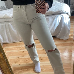 Jeans - Säljer dessa grå/vita jeans från ASOS, knappt använda då jag inte gillar passformen. Storleken är 25 i midjan och 32 i längden. Jag är 152 cm🤎