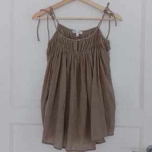 Blus - En brun gullig blus som är köpt på secondhand. Asgullig till ett par jeans eller kjol!!