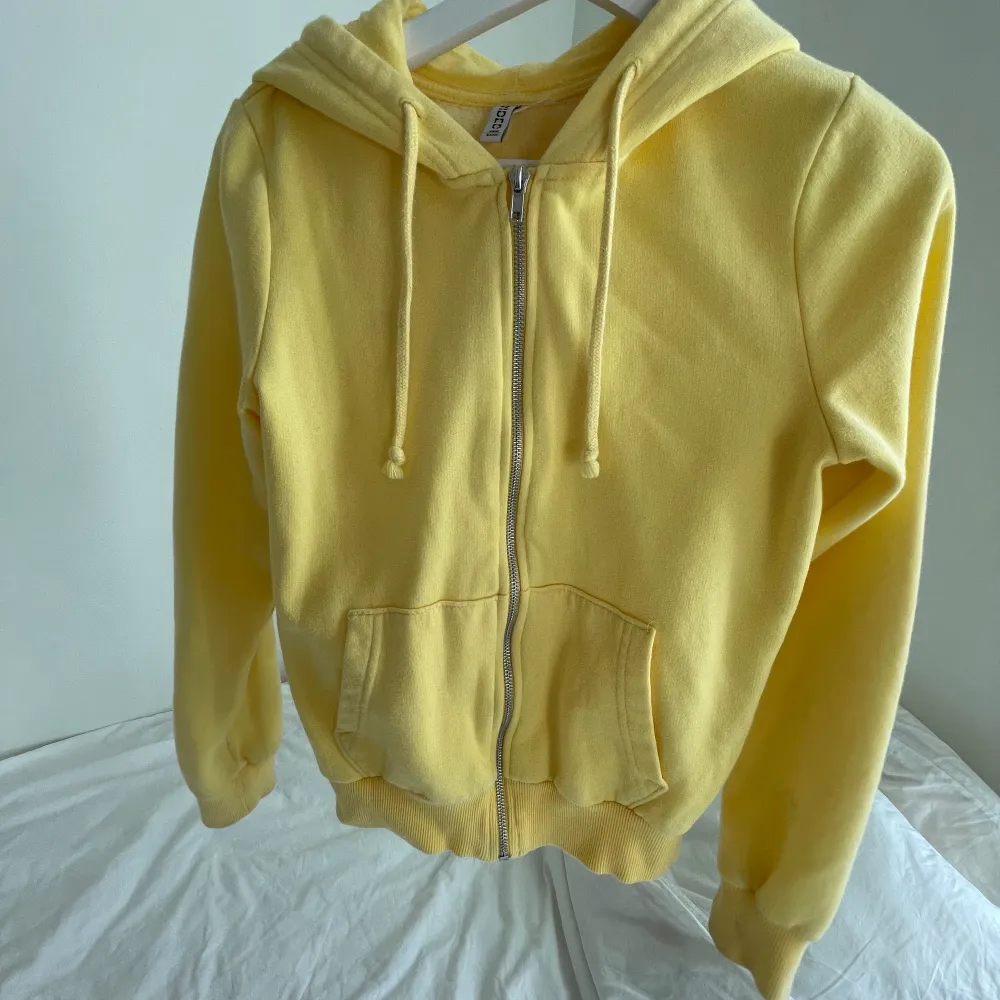 Jättefin gul zip-up tröja ifrån hm! Bra skick, storlek xs💓. Hoodies.