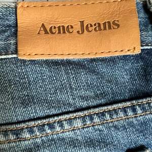 Vintage jeans från Acne. Mid waist/low waist. Säljer då dom tyvärr är för små för mig Skulle säga att de motsvarar S/36 men dom är ganska långa så perfekt för den som är längre!🥰 Pris kan diskuteras💕