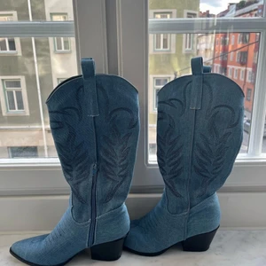 Cowboy boots i jeans material  - Använda en gång 
