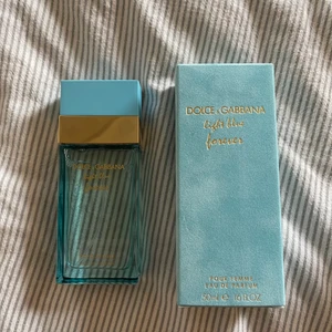 Parfym - Helt ny parfym från dolce gabana, en limited edition verision på light blue, luktar väldigt fräscht! (: nypris ca 900 (50 ml)
