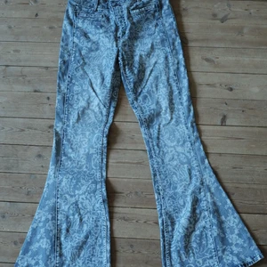 Ikoniska flares från Free People - Ikoniska flare/bell bottom jeans från Free People men mönster av washed denim. Det är lite korta på mig tyvärr då jag har jättelånga ben och är 178cm lång. Annars hade jag gärna behållt dem. Endast provade. Inköpspris ca. 1200. Stretchiga, high waist