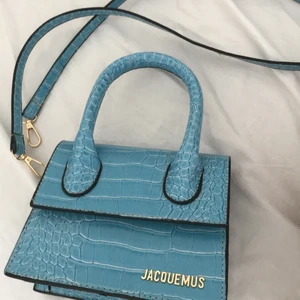 💛💙Jacouemus 💙💛 - Helt ny och använd 1-2 gånger blå/ turkos färg med guld många kändisar har denna som tex : kendel byter gärna mot en moncler jacka 